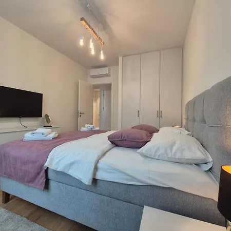 Q4, Flat Near Gallery Shopping Mall With Free Garage * Belgrade