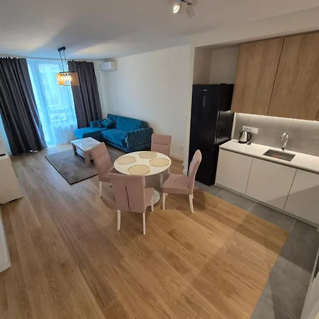 Q4, Flat Near Gallery Shopping Mall With Free Garage